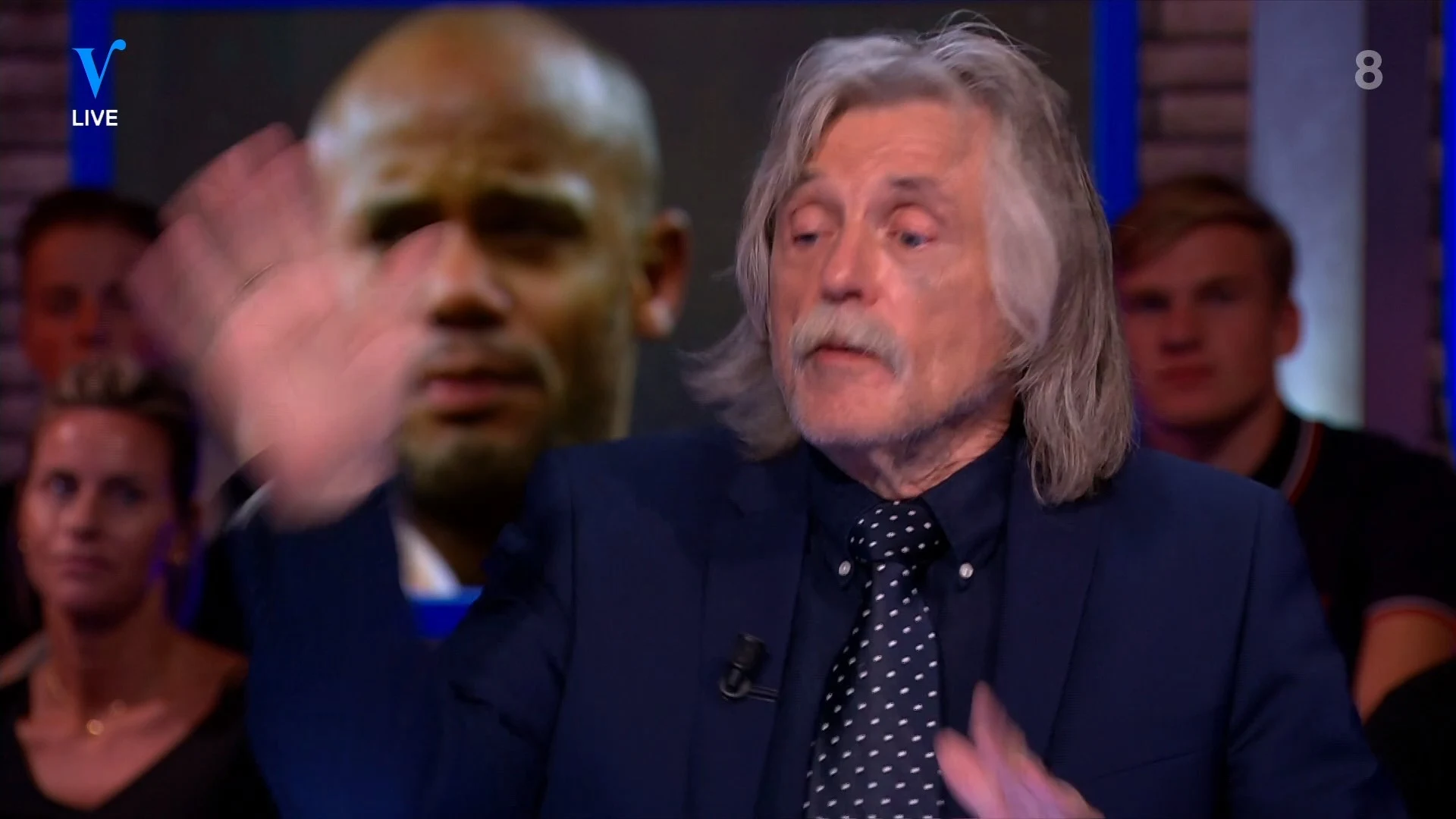 Johan probeert strontvlieg dood te meppen