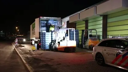 Politie haalt verstekelingen uit koelwagen in Rotterdam