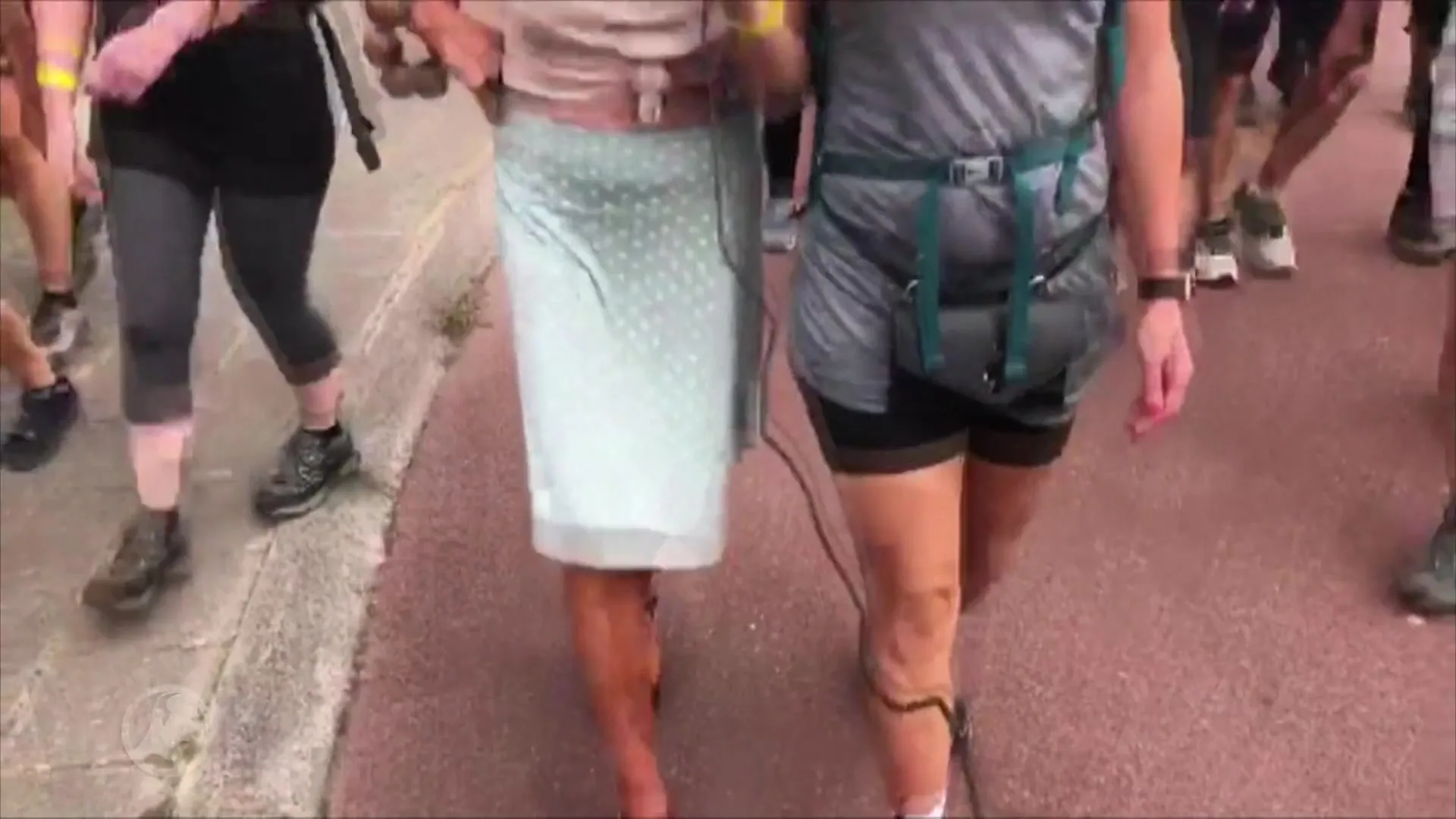 Deze mysterieuze dame loopt de Vierdaagse op hakken