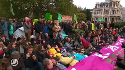 Politie sleept mensen weg bij klimaatblokkade