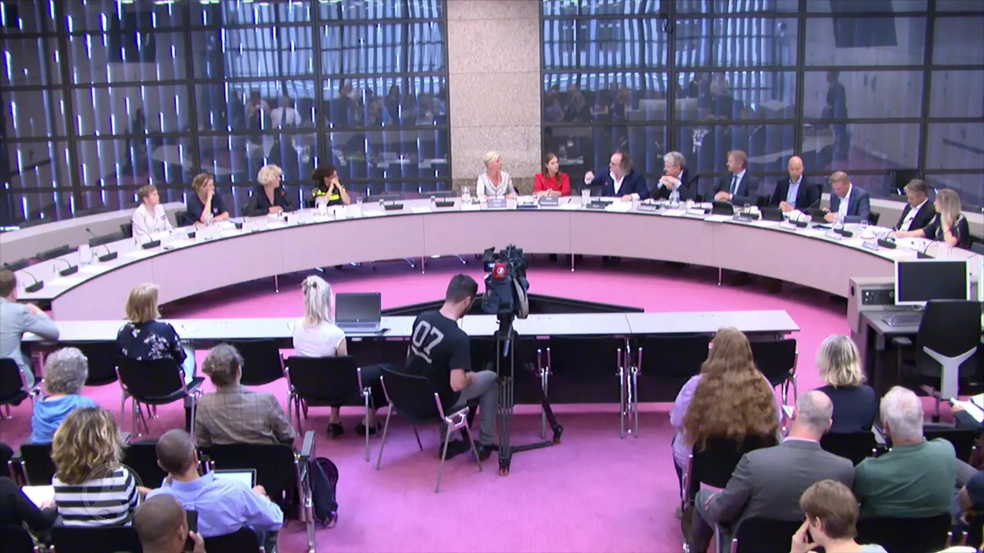 PVV-Kamerlid Dion Graus wordt woedend na opmerking over rassendiscriminatie [compleet]