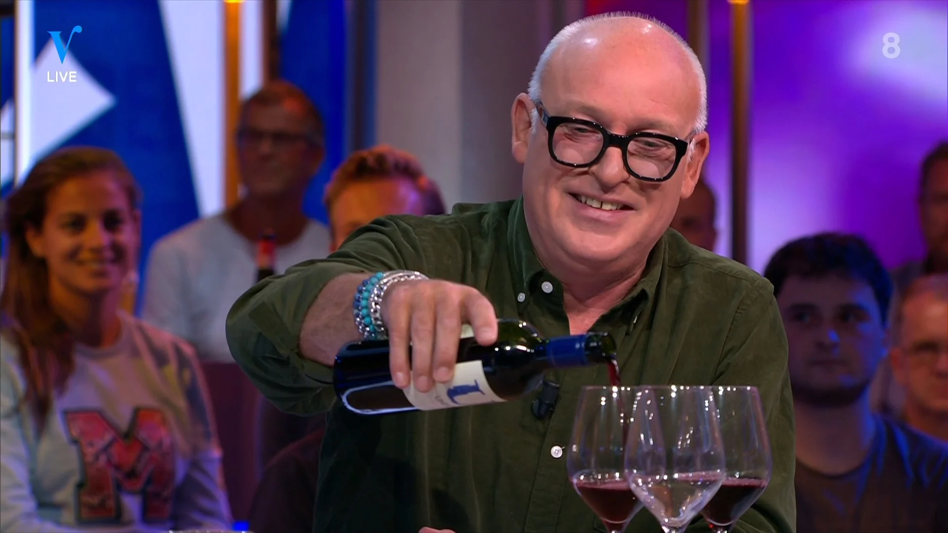 De mannen proosten op verjaardag Advocaat: 'Dick krijgt klein glaasje'