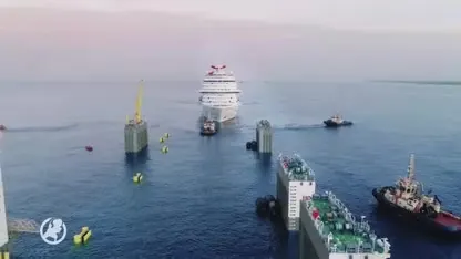 Nederlands ladingschip 'draagt' cruiseschip naar haven