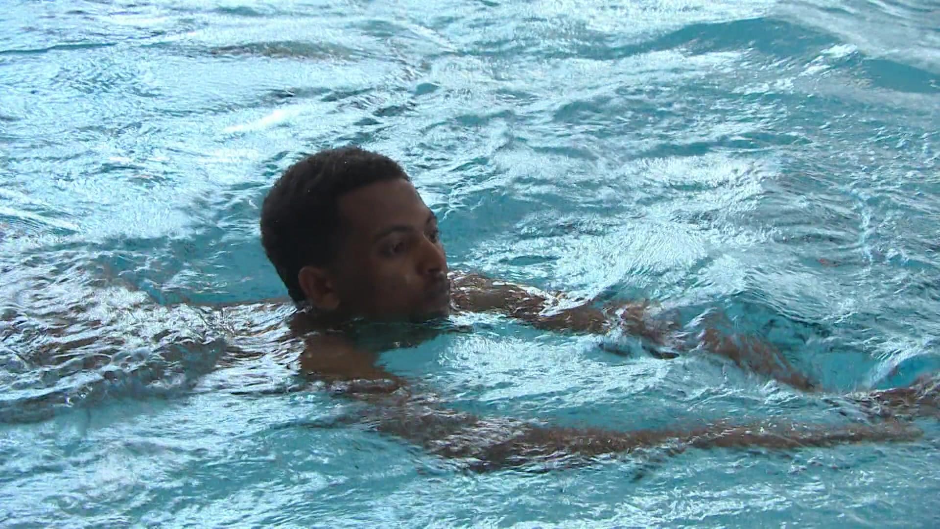 Eerste vier asielzoekers krijgen zwemdiploma