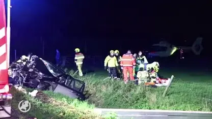Pick-up klapt in Deil tegen een boom, vier jongeren gewond