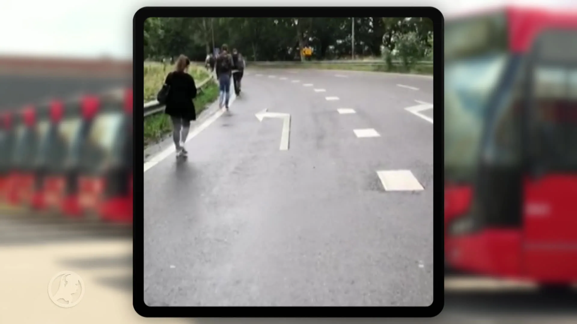 Passagiers op snelweg A16 de bus uit gezet