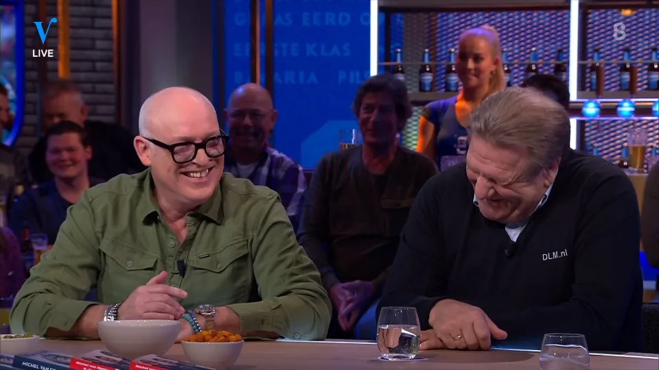 De mannen hebben lol om de nieuwe relatie RTL-presentatortje