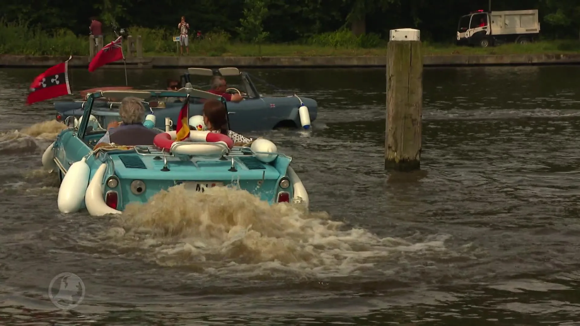 Spectaculaire stoet van amfibievoertuigen in Amsterdamse grachten