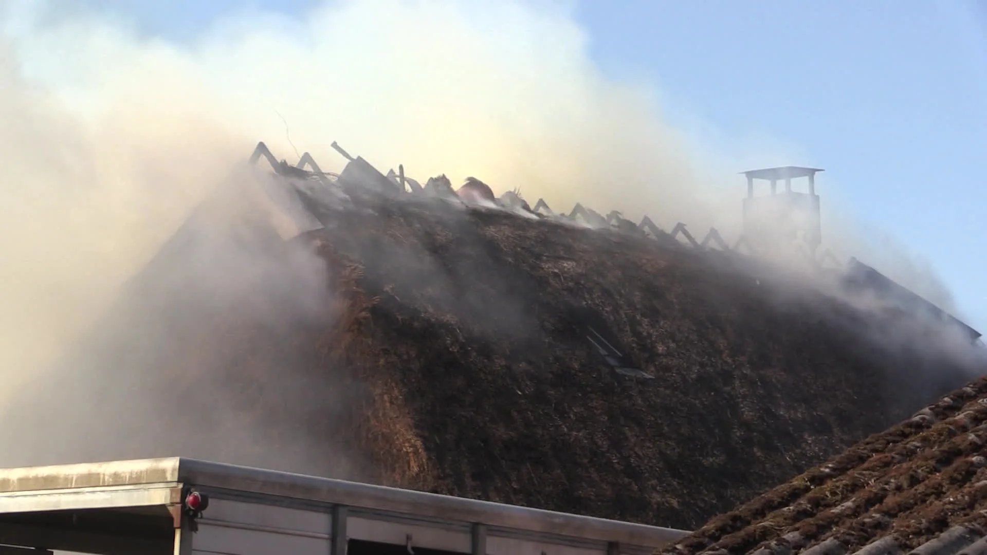 Uitslaande brand legt Drentse boerderij in de as