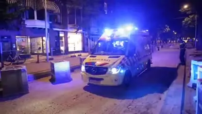 Persoon valt van balkon