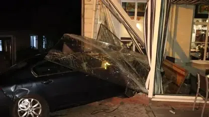 Auto ramt gevel van restaurant 't Veerhuis in Ravenstein
