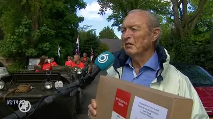 Legerjeeps verrassen ouderen in Bergen met dinerpaketten