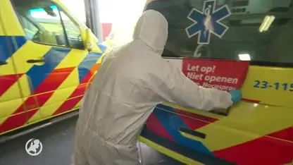 Ruim honderd vrijwilligers maken ambulances schoon