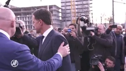Premier Rutte legt bloemen op 24 Oktoberplein