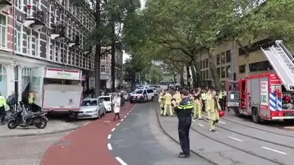 Vrachtwagen rijdt huis binnen in Amsterdam
