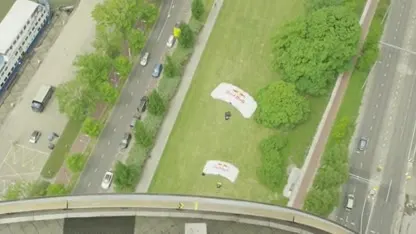 Basejumpers wagen een sprong van Euromast