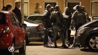 Zwaarbewapend arrestatieteam overmeestert meszwaaiende man na hondenruzie