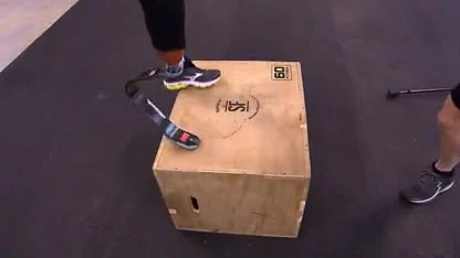 Twee mannen met 1 been doen marathon over Chinese muur