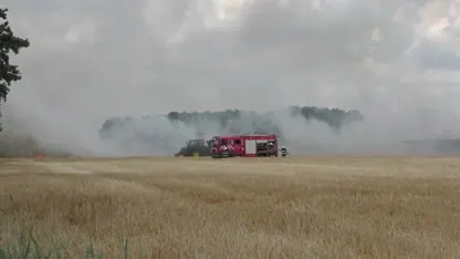 Boeren blussen brand in korenveld met giertank