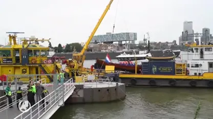 Aanvaring tussen sloep en rubberboot op de Maas in Rotterdam: 1 persoon overleden