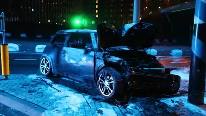 Held redt twee mensen uit brandende auto in Eindhoven