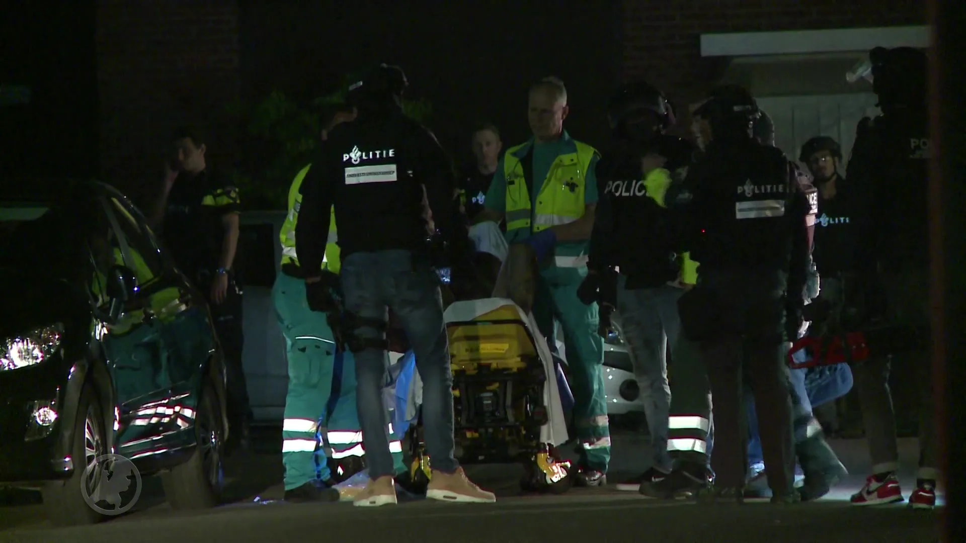 Man in verwarde toestand steekt eigen huis in brand en bekogelt politie