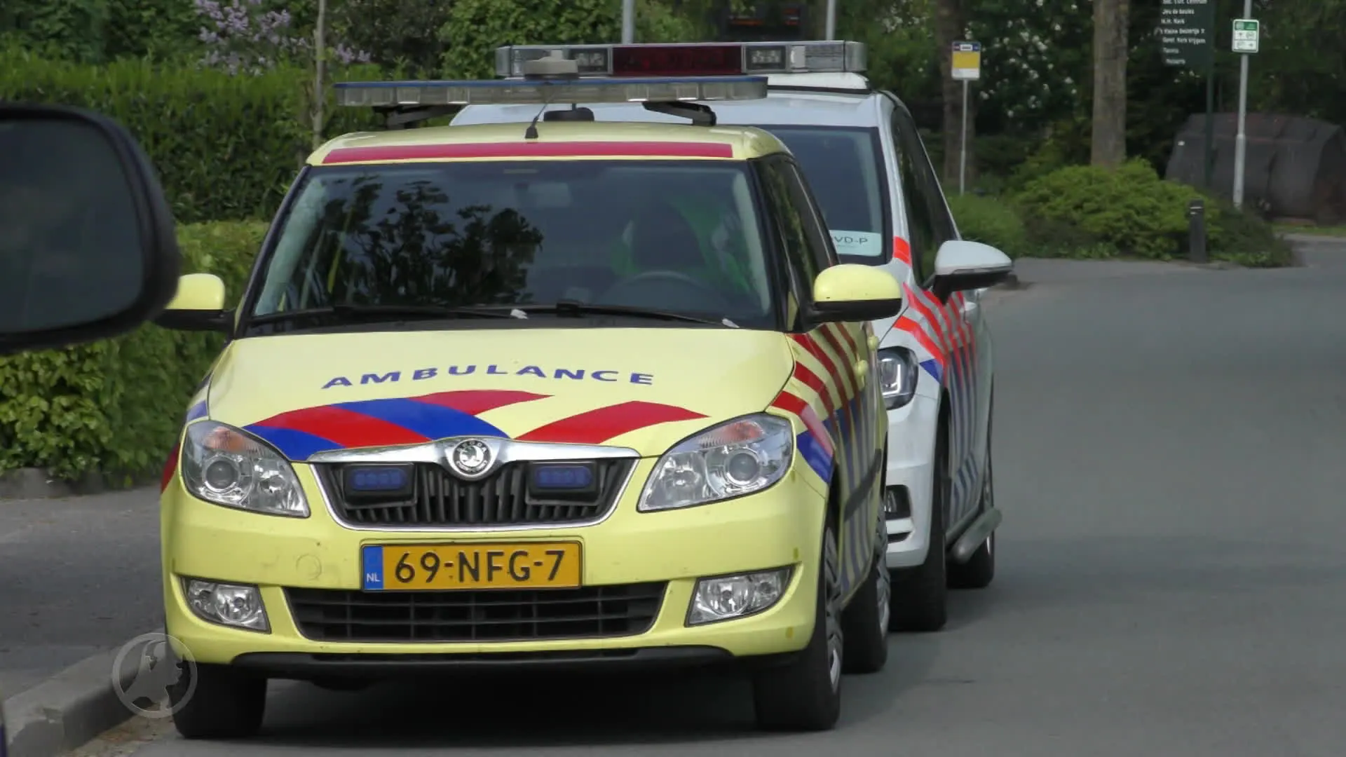 Tiener en man in 'zorgwekkende toestand' na val in mestput