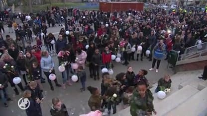 Klasgenootjes en vriendjes herdenken doodgestoken Diya tijdens stille tocht