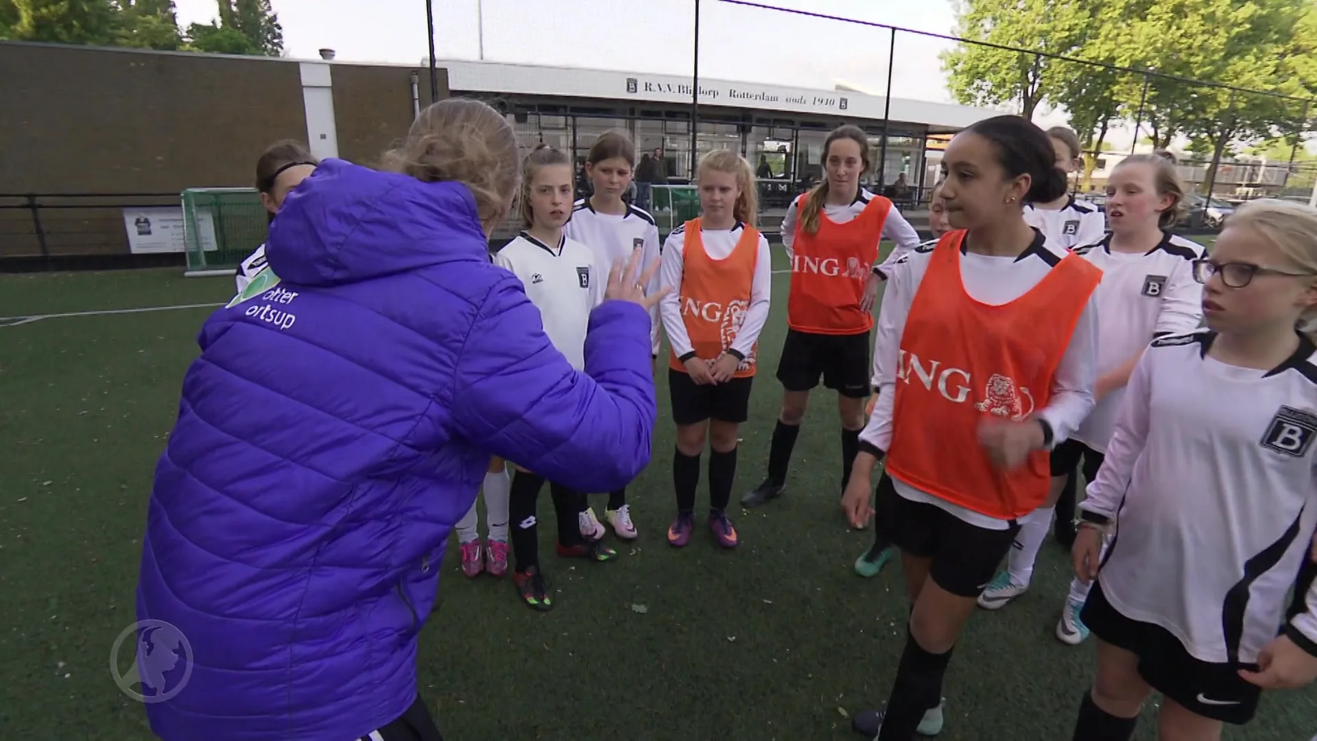 Voetbaltrainers krijgen cursus ‘meiden trainen’
