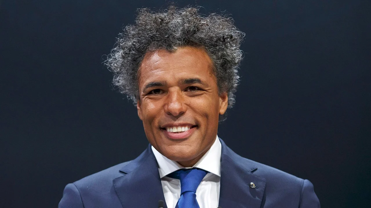 Van Hooijdonk in kroeg verrast op 50-jarige verjaardag