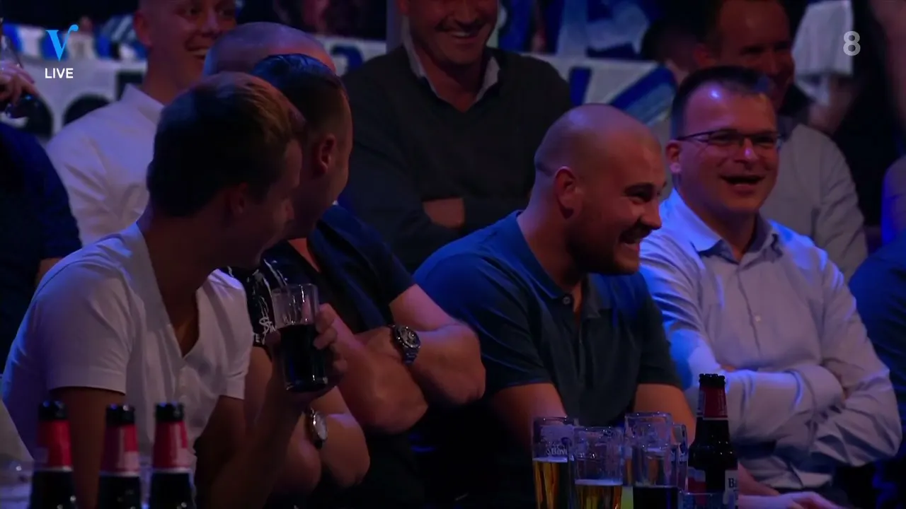 Man in publiek laat boer tijdens live uitzending