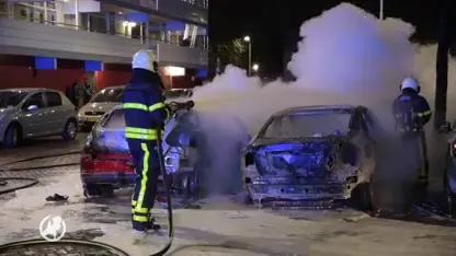 Enorme vuurzee verzwelgt auto's en invalidenauto in Tilburg