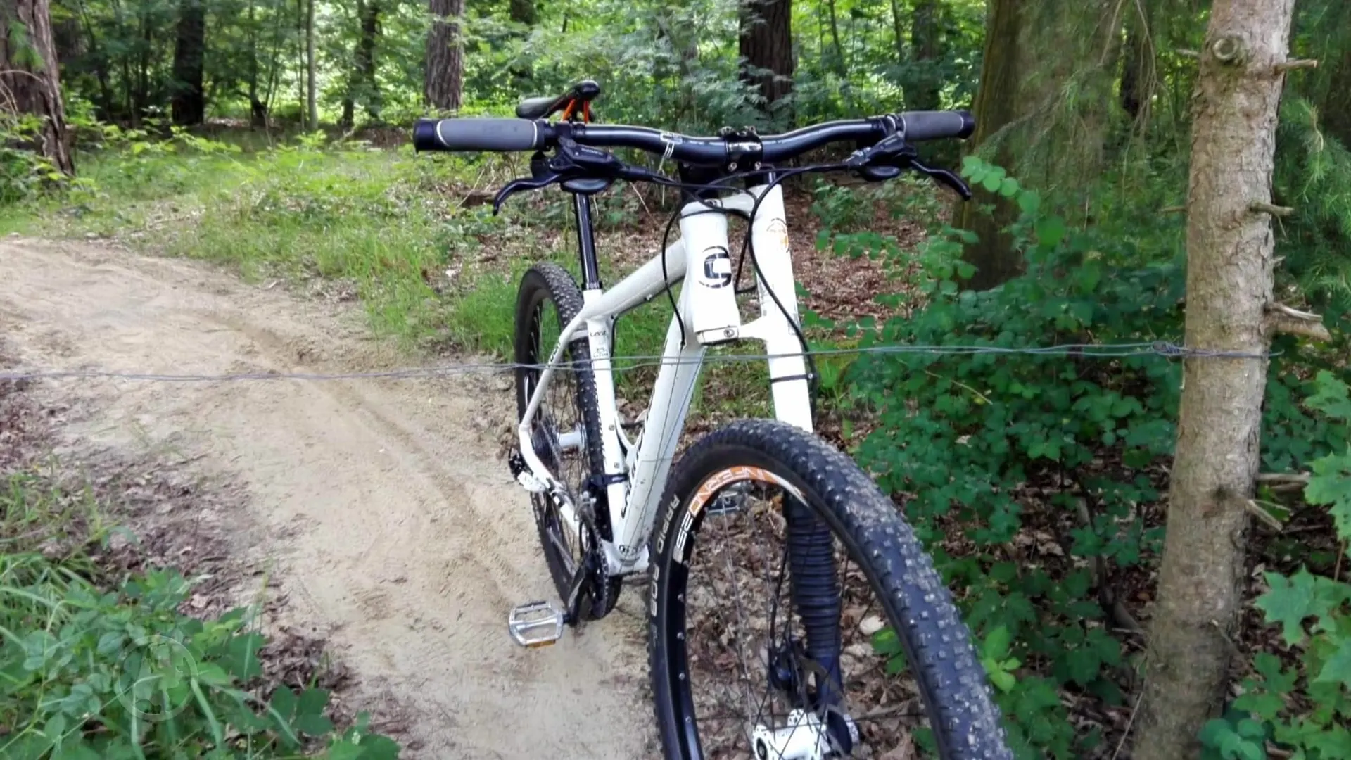 Levensgevaarlijke ijzerdraden op mountainbikeroute Assen