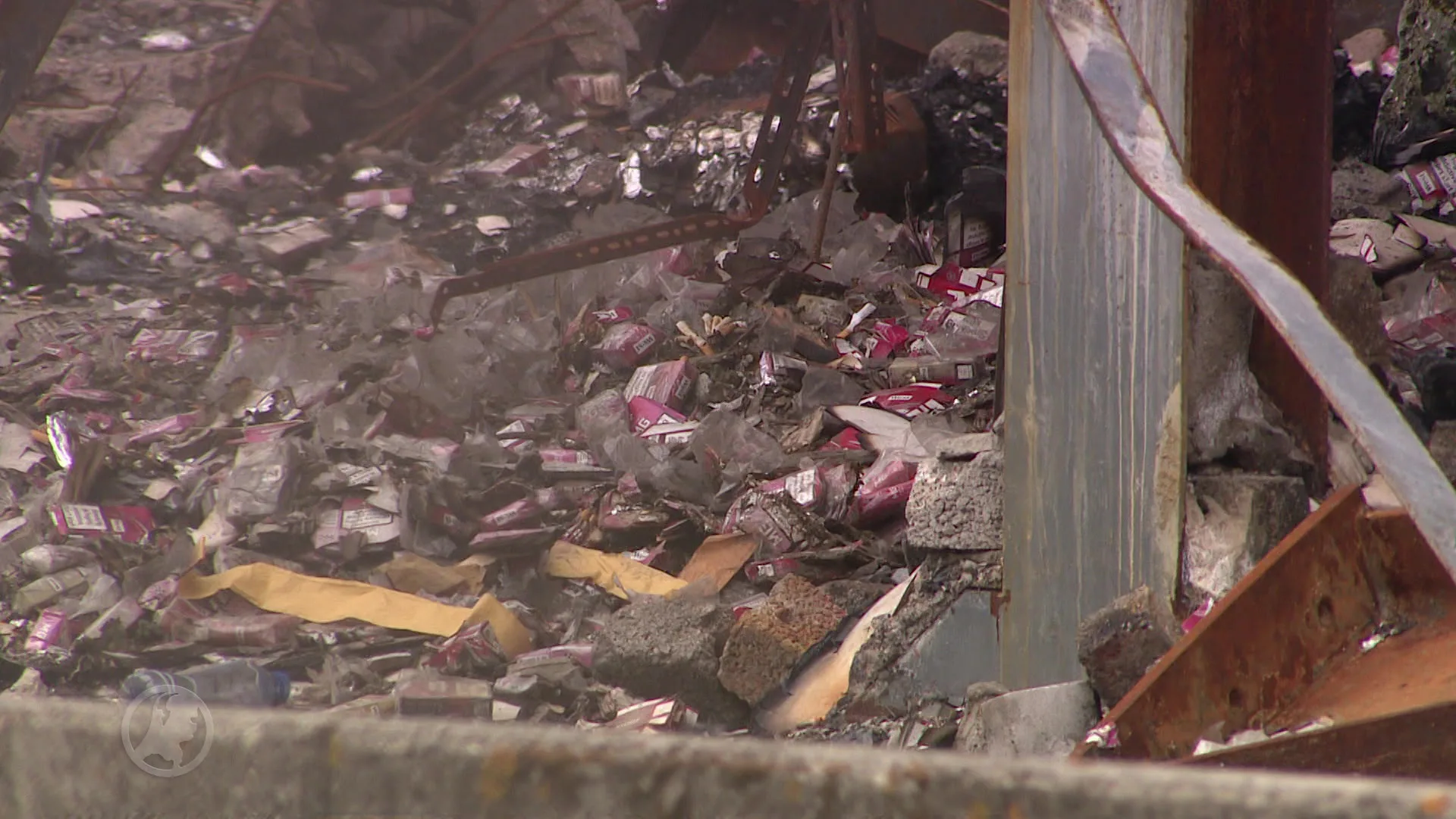 Afgebrande illegale sigarettenfabriek smeult een maand later nog steeds