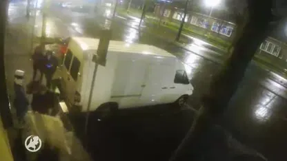 VIDEO: kwetsend spandoek en poppen geplaatst bij Haagse moskee