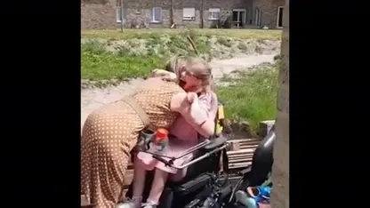 Gehandicapte Swenja sluit ouders eindelijk weer in haar armen