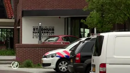 Auto rijdt in op gemeentehuis Harderwijk: pand ontruimd 19