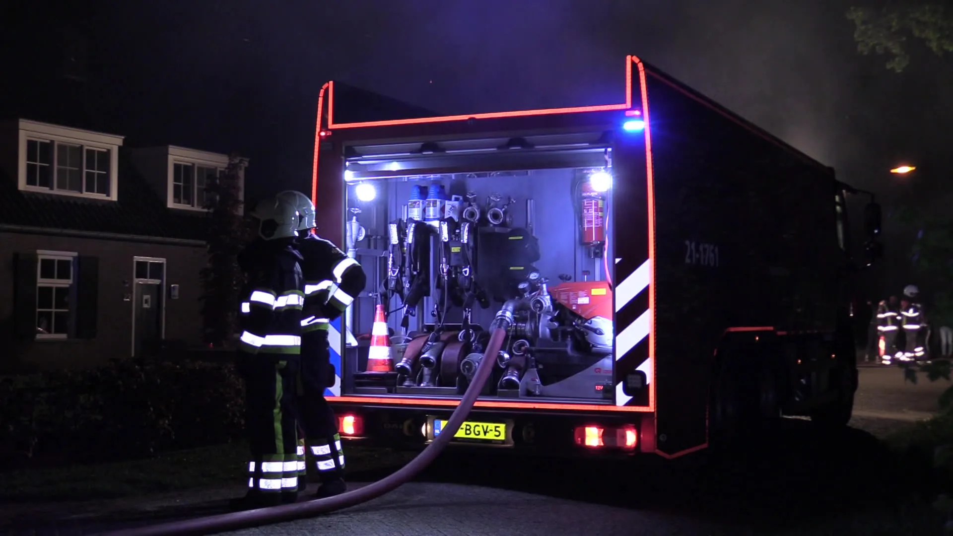 Felle brand legt woning Vinkel in de as, schuur met kalfjes gered