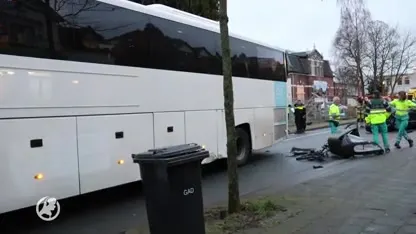NS-stopbus ramt meerdere auto's in Bussum: vrouw uit Naarden overleden