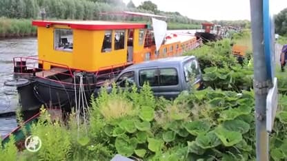 Auto knalt tegen woonboot in Groningen