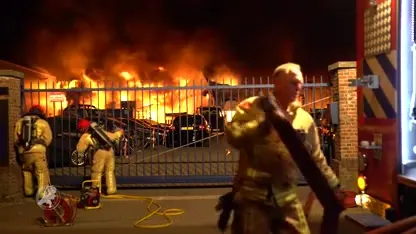 Grote brand legt autobedrijf Veldhoven in as