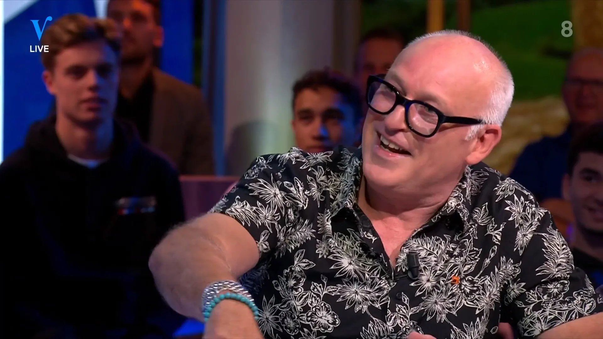 René kijkt voor alpaca's in de tuin