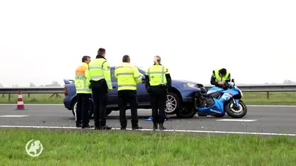 Auto rijdt over motor heen in Leeuwarden