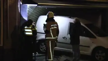 Ramkrakers parkeren bestelbus in juwelier in Losser