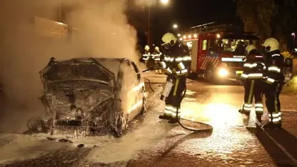 Auto volledig verwoest na brand in Berghem