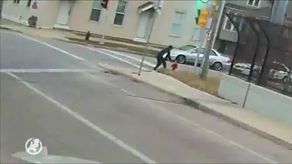 Baby met alleen onesie en luier aan van straat gered door buschauffeuse