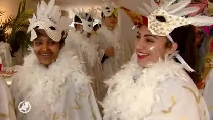 Vluchtelingenkinderen lopen mee in carnavalsoptocht in Baarlo