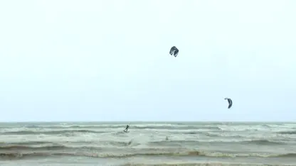 Kiteboarders trotseren woeste Noordzee tijdens extreme surfwedstrijd