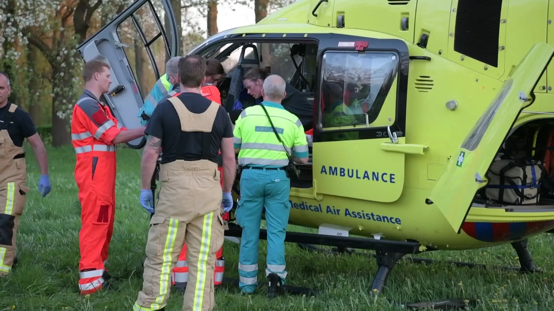 Auto rijdt met hoge snelheid fietser aan op fietsstraat