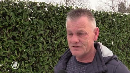 Held Berry haalt vrouw en kinderen uit te water geraakte auto